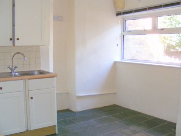 Michael Anthony Aylesbury - THREE BEDROOM TERRACED COTTAGE - Photo 2